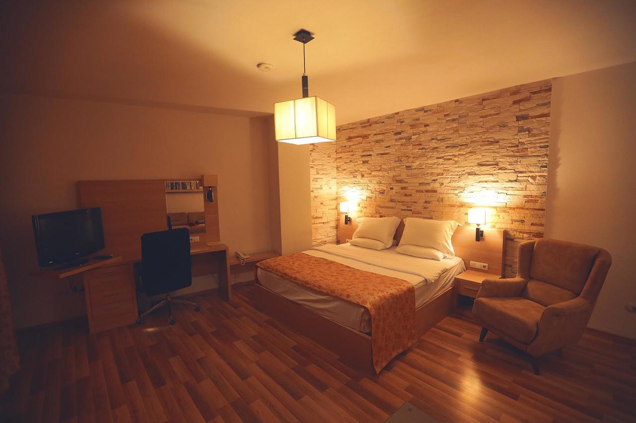 Hotel Pinocchio Приштина Екстер'єр фото